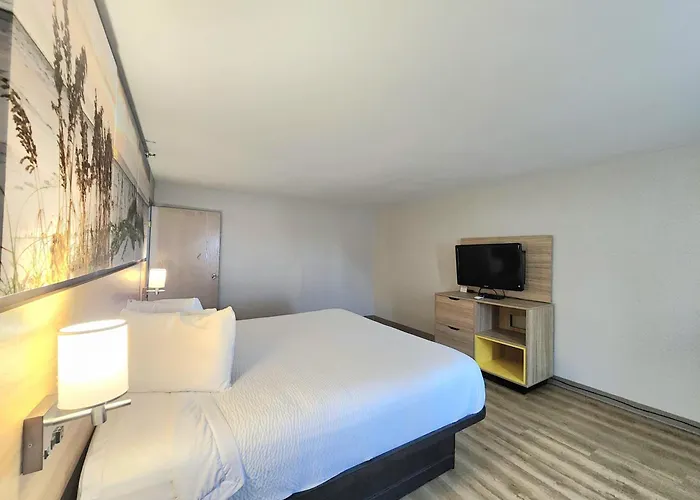 Days Inn & Suites By Wyndham Corpus Christi Central